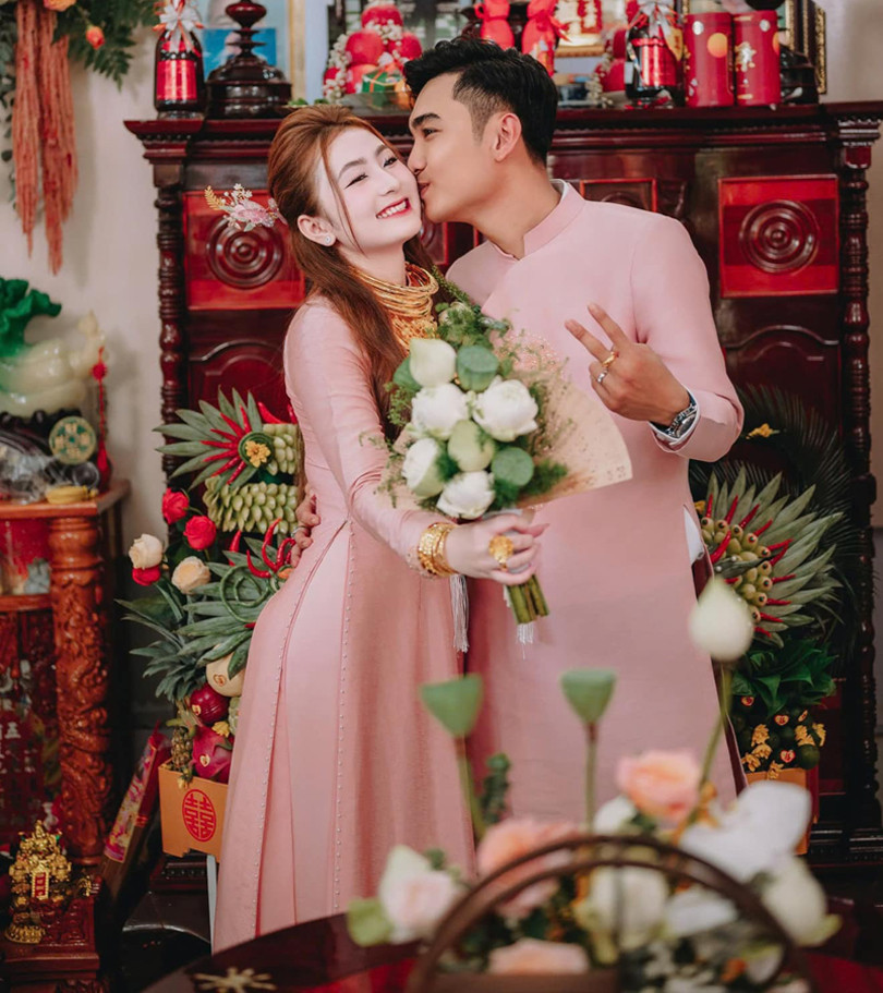 "Đám cưới vàng" này khiến netizen ngỡ ngàng với 26 cây vàng, 600 triệu đồng tiền mặt và một bộ nữ trang đính hột xoàn được gia đình 2 bên trao cho đôi uyên ương.