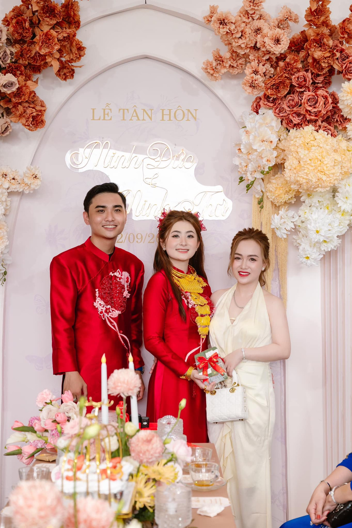 Trong lúc trao vàng cưới cho Minh Thư, bố mẹ chồng nhiều lần nói thương con dâu. Đặc biệt, mẹ chồng cô thổ lộ: “Mẹ thương con ngay từ lần đầu gặp mặt”.