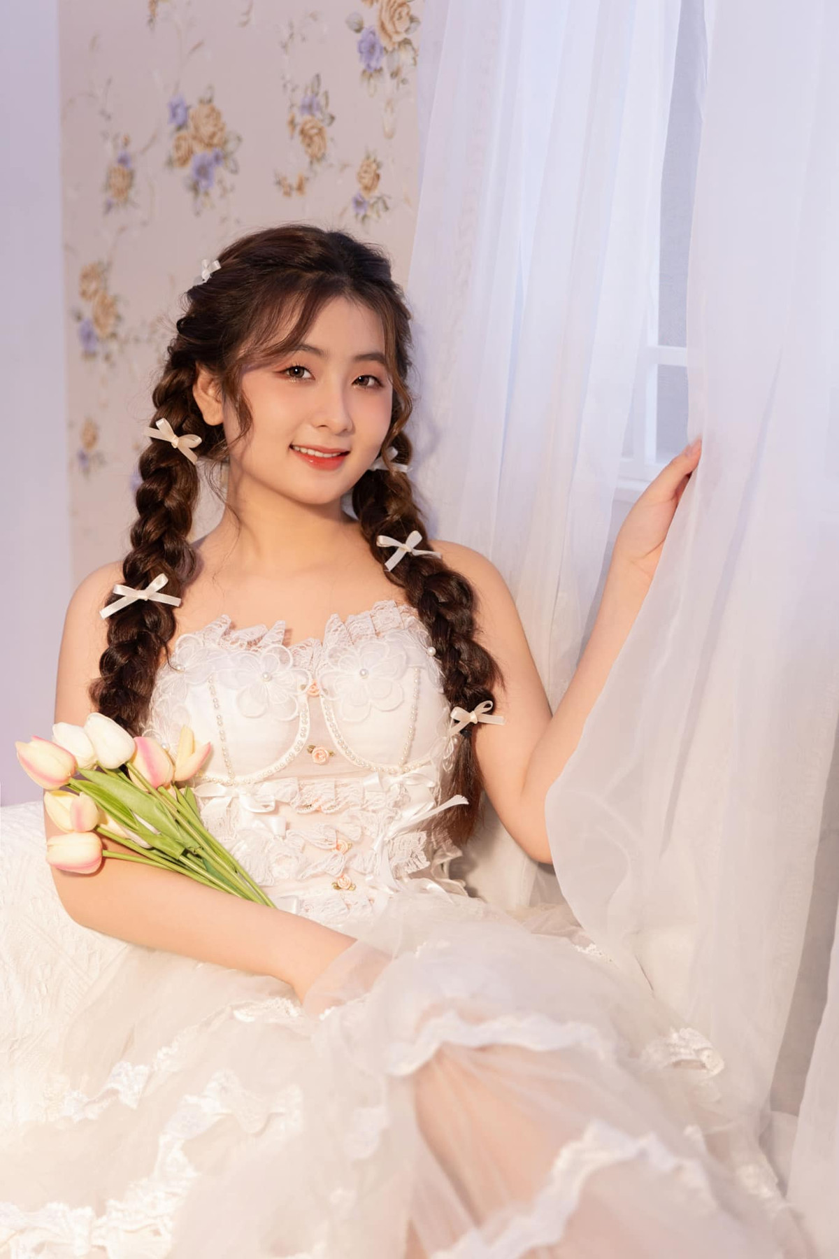 Được biết, gia đình chồng Minh Thư sở hữu nhà máy xay lúa. Bố mẹ đẻ Minh Thư kinh doanh lúa gạo. Hiện tại, cặp đôi đang phụ giúp công việc kinh doanh của gia đình.