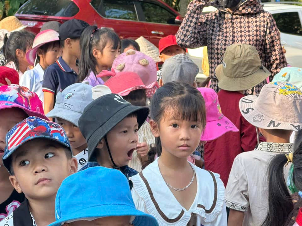 "Ôi buồn ngủ quá". (Ảnh: Tổng hợp Facebook)