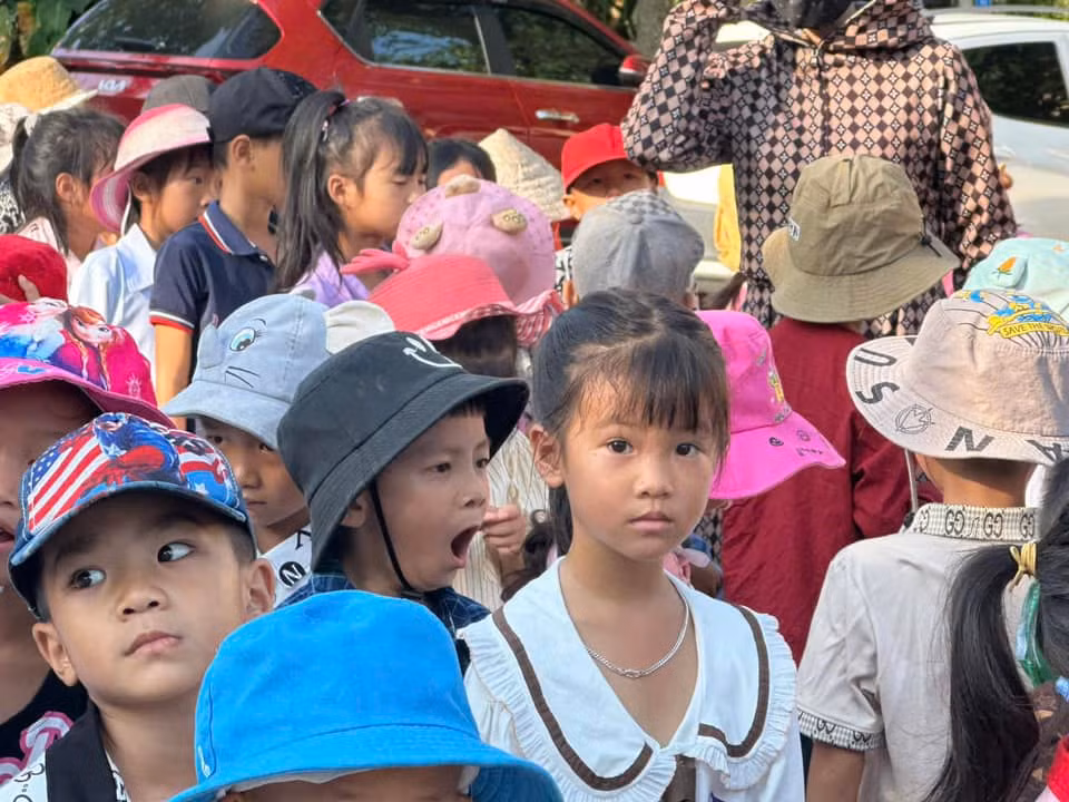 "Ôi buồn ngủ quá". (Ảnh: Tổng hợp Facebook)