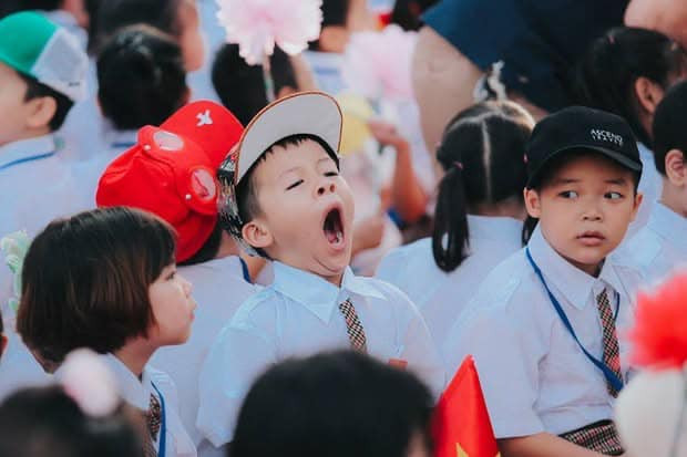 Cậu bạn này chắc cũng buồn ngủ lắm rồi.