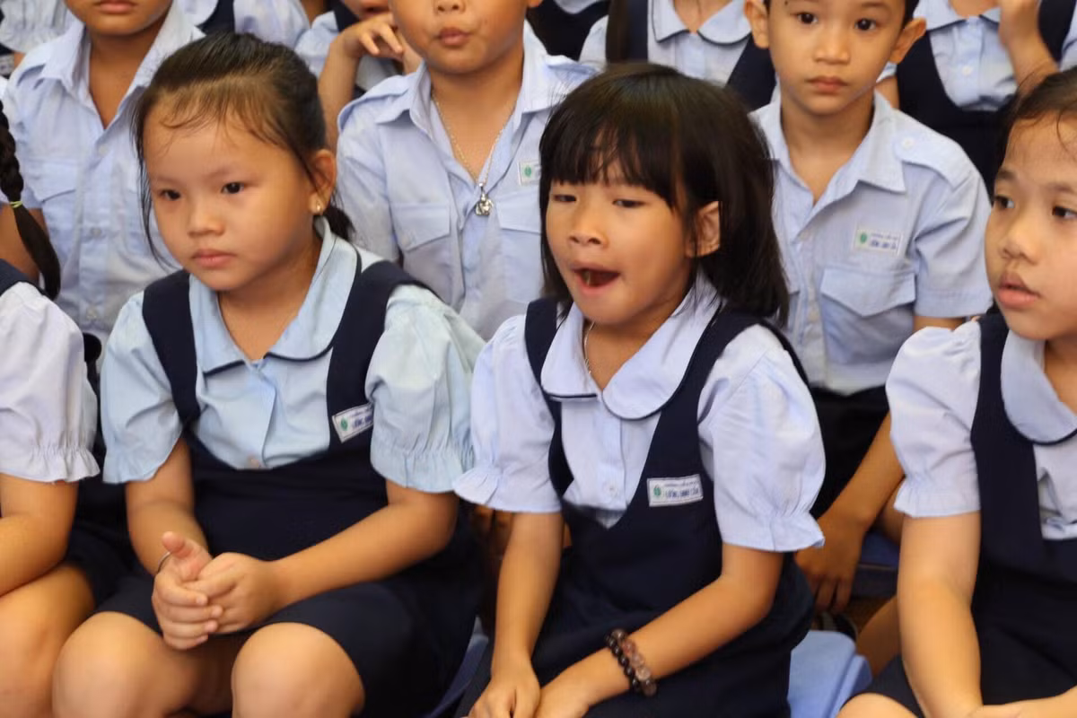 Gương mặt của những cô bé, cậu bé vẫn chưa quen với nhịp đi học, sau 3 tháng hè.