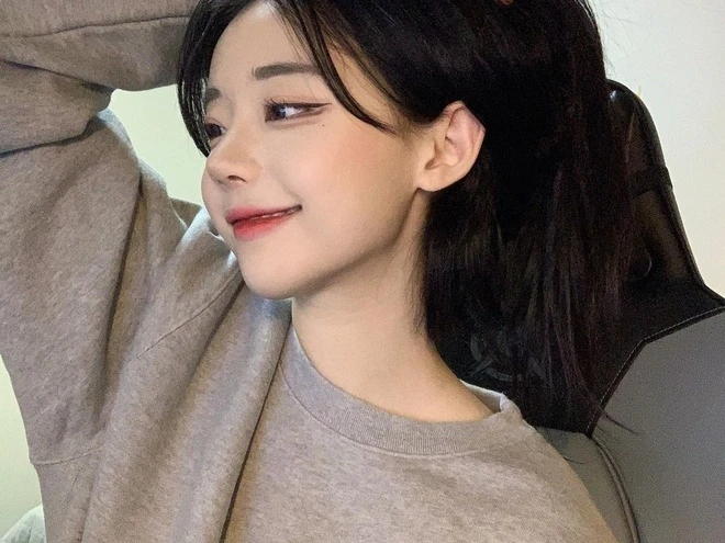 Trong đoạn video, cô vừa thực hiện các bước make up đơn giản vừa hát nhép theo một bài hát Nhật Bản.