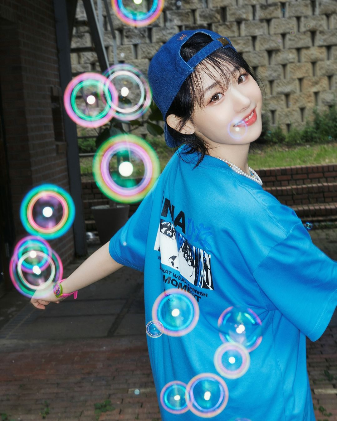 Nhiều người đã bày tỏ cảm xúc: "uầy xinh quá, như thiên thần", "cứ tưởng các em cosplay thường mặt mộc không có gì nổi trội vì có lớp make gánh, thế mà bạn này xinh điên luôn đó, nữ thần".