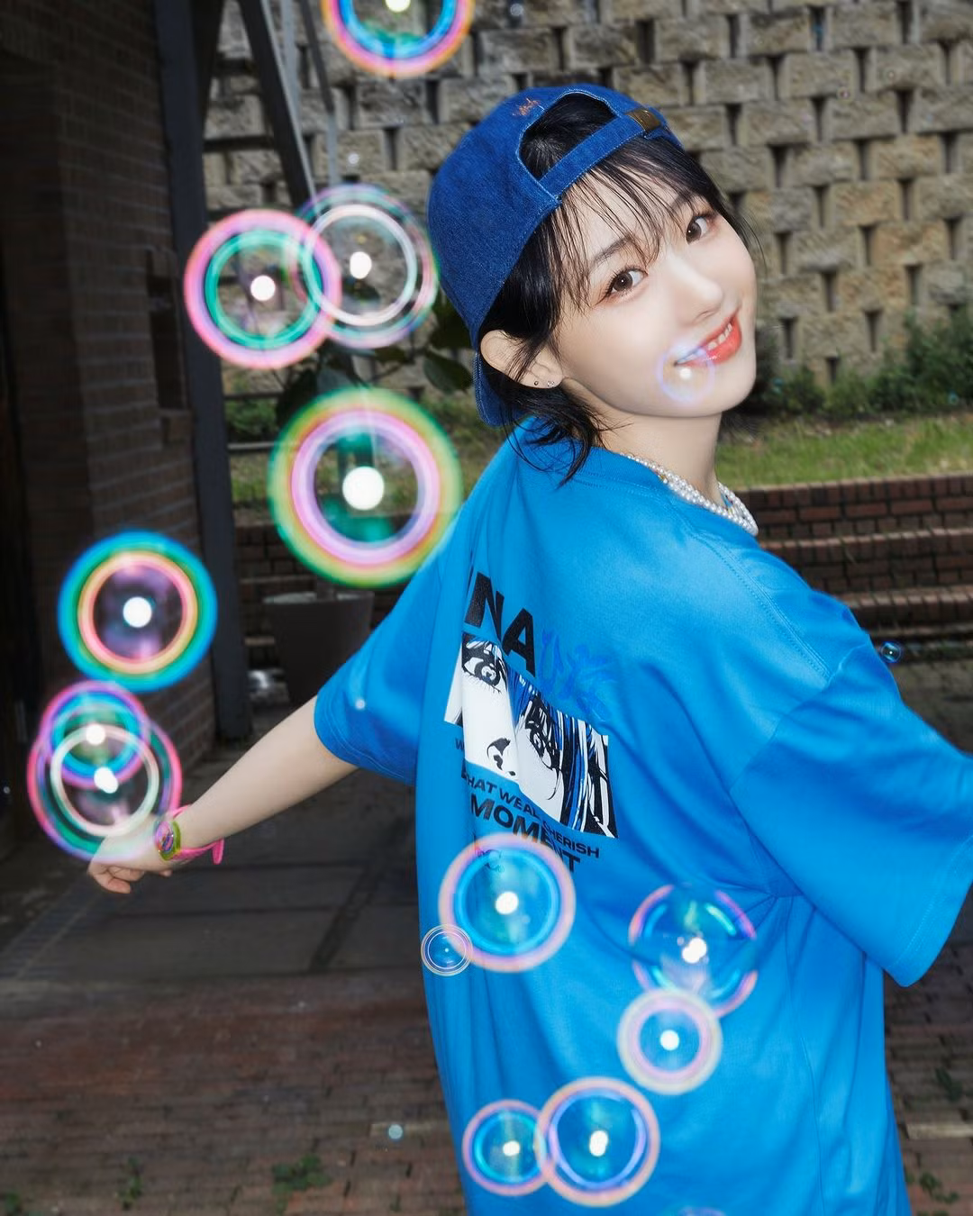 Nhiều người đã bày tỏ cảm xúc: "uầy xinh quá, như thiên thần", "cứ tưởng các em cosplay thường mặt mộc không có gì nổi trội vì có lớp make gánh, thế mà bạn này xinh điên luôn đó, nữ thần".