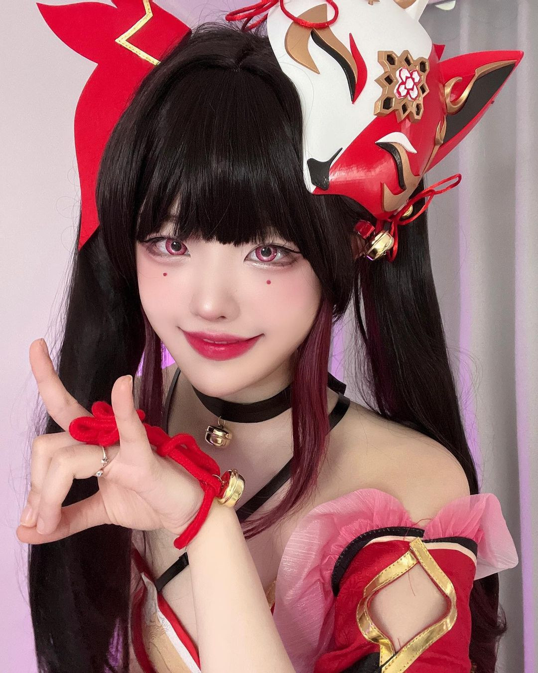 Hina sinh năm 2001, là cosplayer nổi tiếng ở Hàn Quốc, Nhật Bản, Trung Quốc và một số quốc gia châu Á.