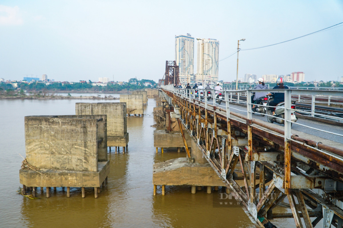 Tại các mố trụ chống va đập cạnh cầu Long Biên dòng chảy đã giảm.