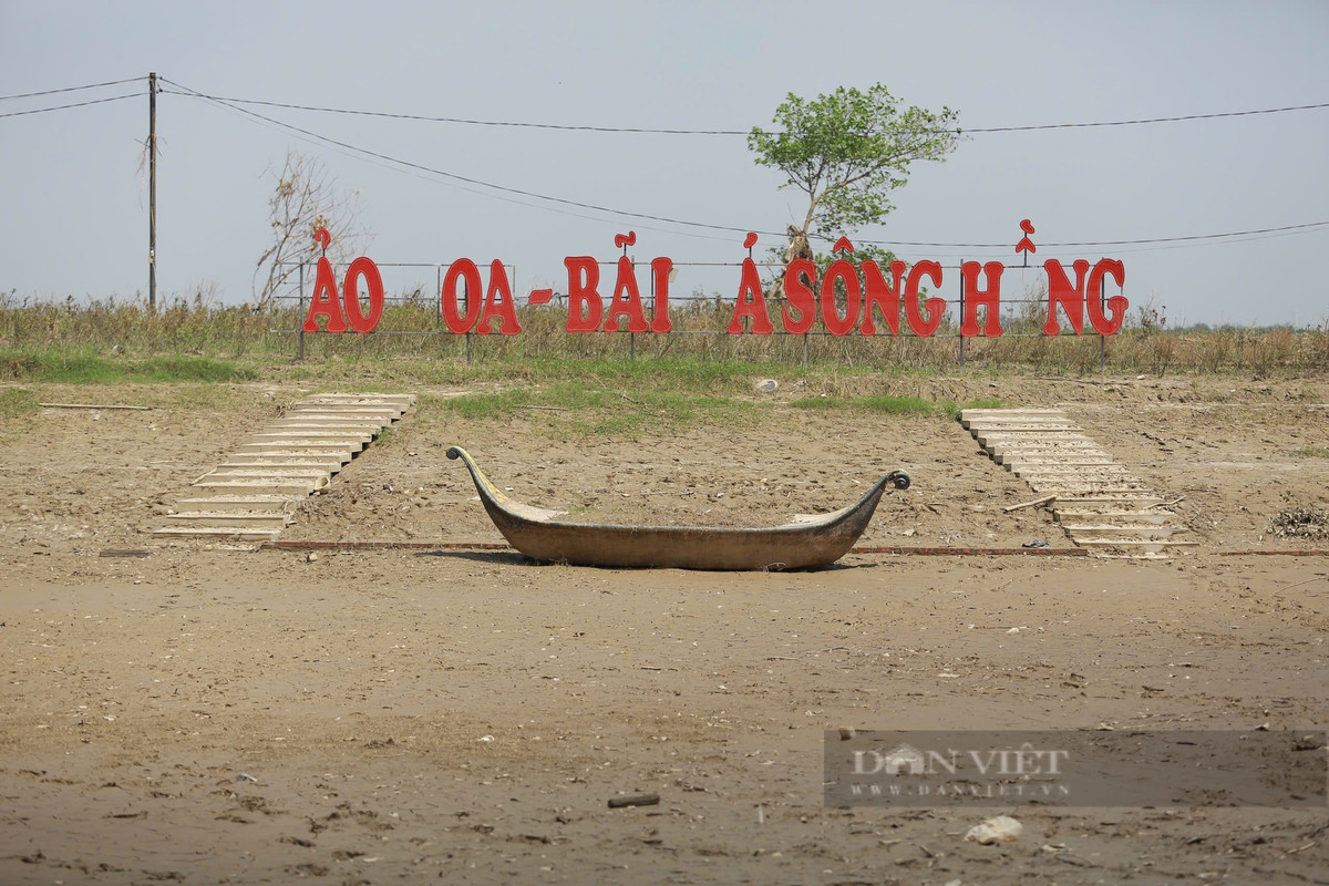 Khu vực bãi đá sông Hồng tan hoang sau lũ.
