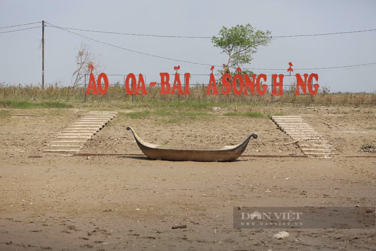 Khu vực bãi đá sông Hồng tan hoang sau lũ.