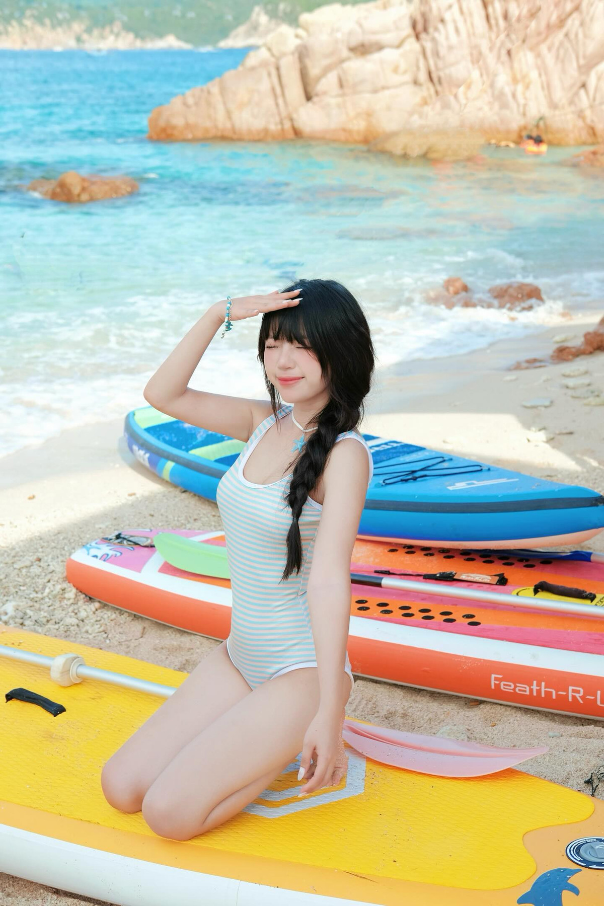 Hoài Thương chia sẻ trên trang cá nhân, cô nàng không can thiệp thẩm mỹ cắt mí để có được hình ảnh hiện tại: "18 năm đầu đời, mắt tui siêu lệch vì 1 bên 1 mí, 1 bên 2 mí… Sau năm 18 tuổi mắt 1 mí của tui tiến hoá thành mí lót, nhưng vì nhiều mỡ mắt nên không kích mí nổi. Giờ tui 24 tuổi, đã tự kích mí cho 2 mắt bằng nhau mà không cần phải đi cắt mí."