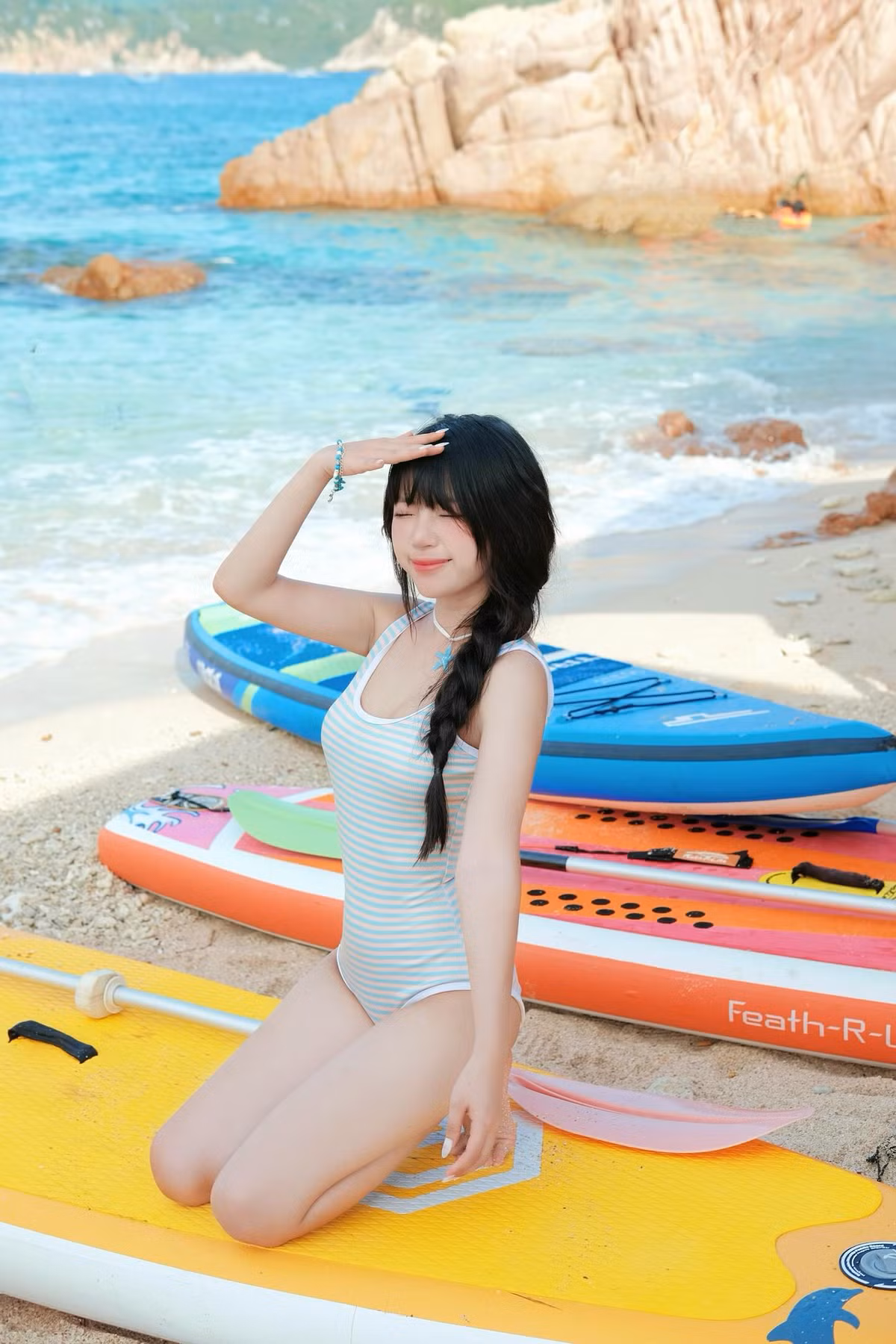 Hoài Thương chia sẻ trên trang cá nhân, cô nàng không can thiệp thẩm mỹ cắt mí để có được hình ảnh hiện tại: "18 năm đầu đời, mắt tui siêu lệch vì 1 bên 1 mí, 1 bên 2 mí… Sau năm 18 tuổi mắt 1 mí của tui tiến hoá thành mí lót, nhưng vì nhiều mỡ mắt nên không kích mí nổi. Giờ tui 24 tuổi, đã tự kích mí cho 2 mắt bằng nhau mà không cần phải đi cắt mí."