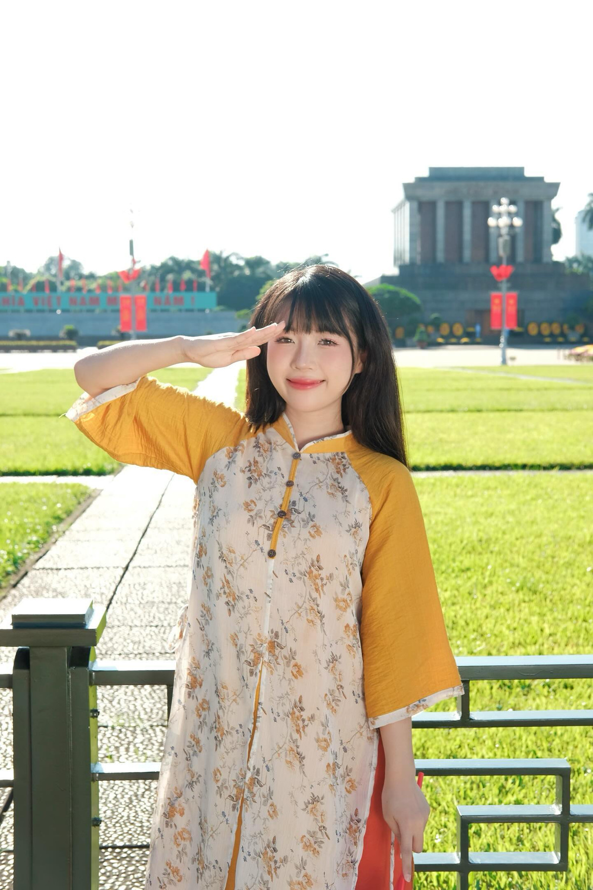 Trong những bài đăng trên nền tảng Threads với nội dung "tuyển chồng/ người yêu", bài đăng của một cô nàng khiến nhiều người chú ý không chỉ bởi nhan sắc xinh đẹp mà còn học vấn cực khủng.