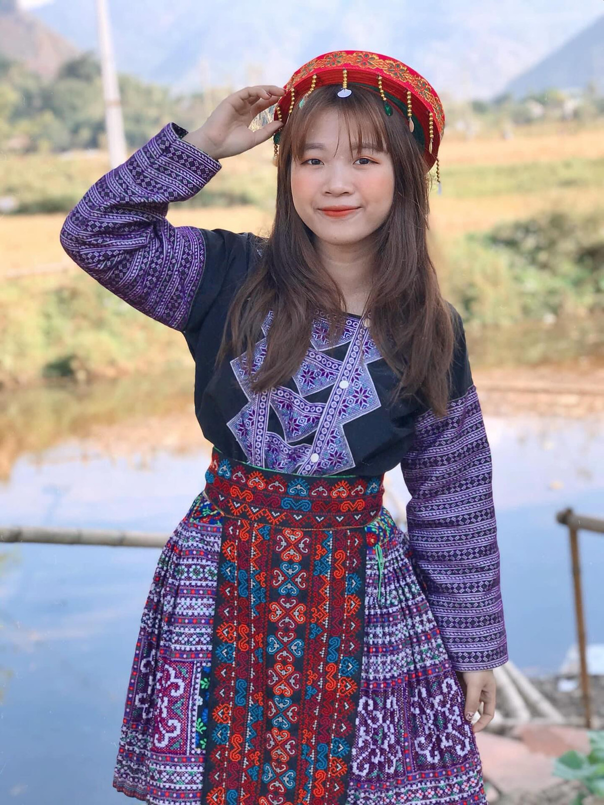 Theo đó, trong bức ảnh trước đây được nàng Tiktoker đăng tải, Hoài Thương sở hữu gương mặt khá bầu bĩnh, đường nét khá nhạt nhòa, đôi mắt sụp mí không gây ấn tượng quá nhiều.