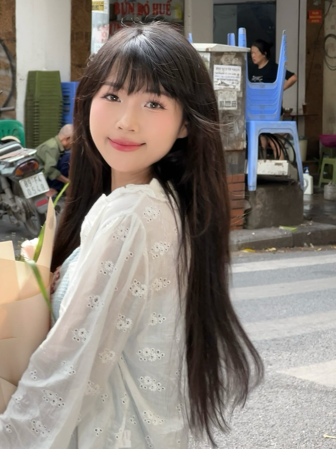 So sánh với thời điểm hiện tại, nhan sắc của cô nàng đã có sự thăng hạng vượt bậc, sống mũi cao thẳng, đôi mắt 2 mí long lanh cùng gương mặt thon gọn.