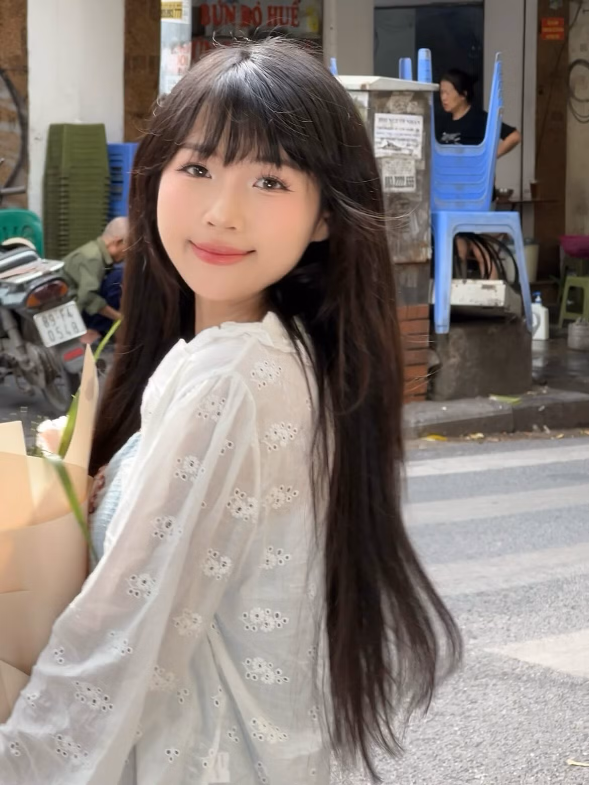 So sánh với thời điểm hiện tại, nhan sắc của cô nàng đã có sự thăng hạng vượt bậc, sống mũi cao thẳng, đôi mắt 2 mí long lanh cùng gương mặt thon gọn.