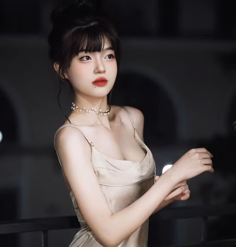 Ở thời điểm hiện tại, nhiều người nhận xét cô nàng ngày càng thăng hạng về nhan sắc.