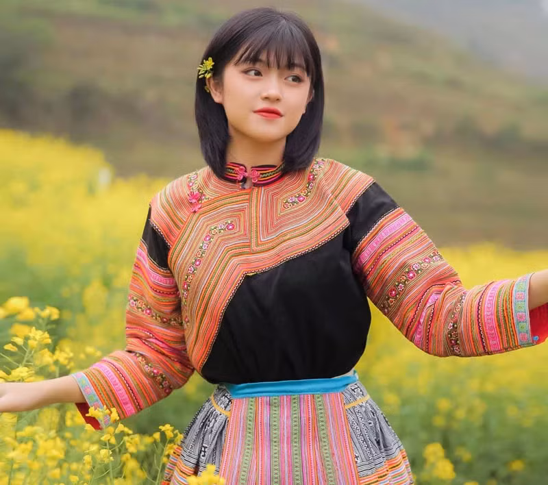 Những bức hình trong trang phục dân tộc của Hương Ly từng nổi đình nổi đám trên MXH.