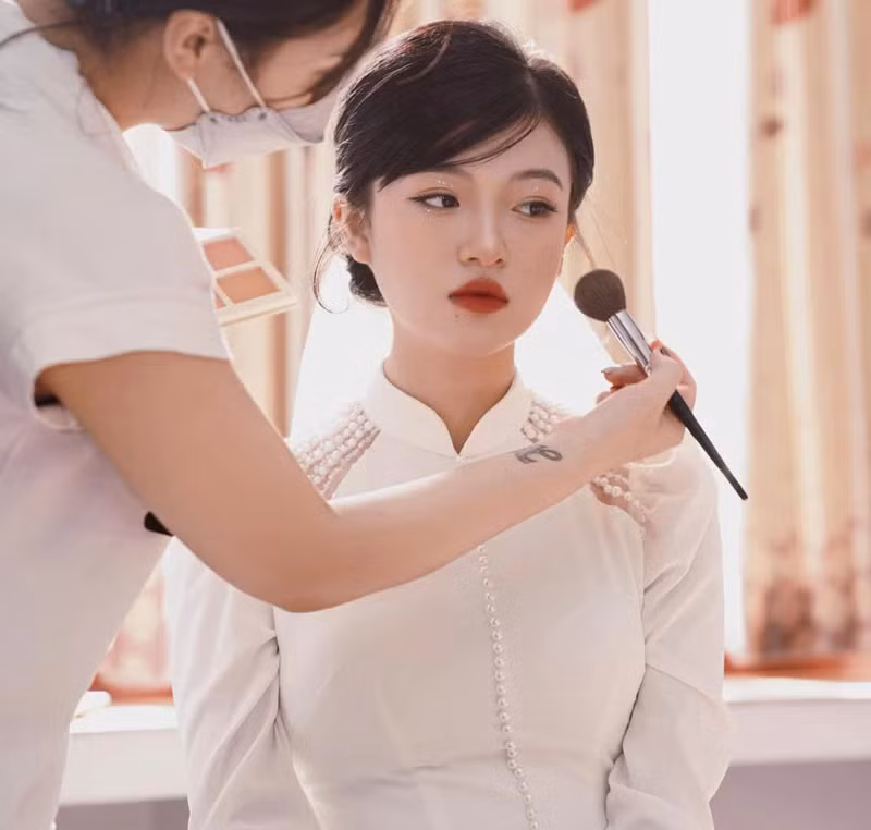 Vẫn là nét trong trẻo ngày nào nhưng thêm phần sắc sảo, lạnh lùng.