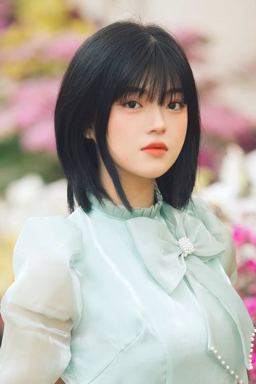 Ly có niềm đam mê với văn hóa Trung Quốc nên đã có thời gian du học tại nước bạn, hệ ngôn ngữ.