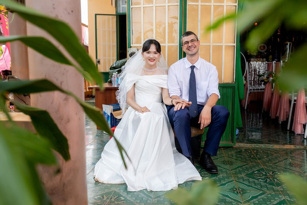 Có lần, Thúy định dừng lại vì không tin mối quan hệ này sẽ có kết quả. Cô quyết định im lặng, không trả lời Cheo nữa. Thế nhưng, sự quan tâm của người đàn ông đã khiến Thúy cảm động.