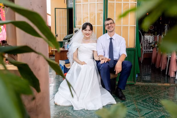 Có lần, Thúy định dừng lại vì không tin mối quan hệ này sẽ có kết quả. Cô quyết định im lặng, không trả lời Cheo nữa. Thế nhưng, sự quan tâm của người đàn ông đã khiến Thúy cảm động.