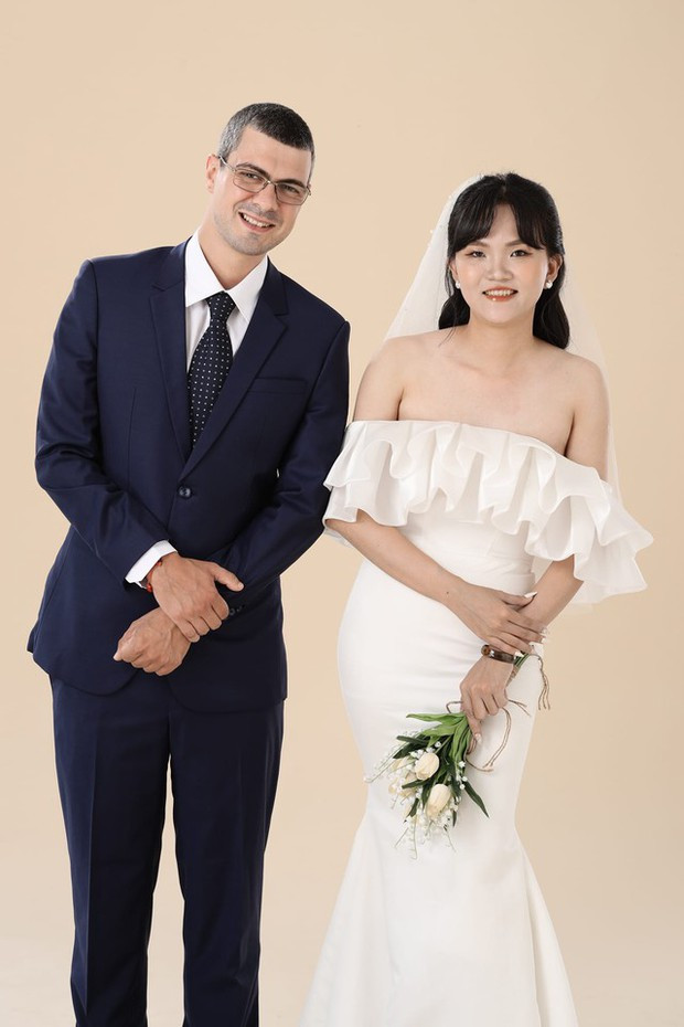 Tháng 8/2023, Thúy sang Bỉ thăm gia đình chồng. Tháng 6 vừa rồi, cặp đôi đã tổ chức kỷ niệm 2 năm hôn nhân.