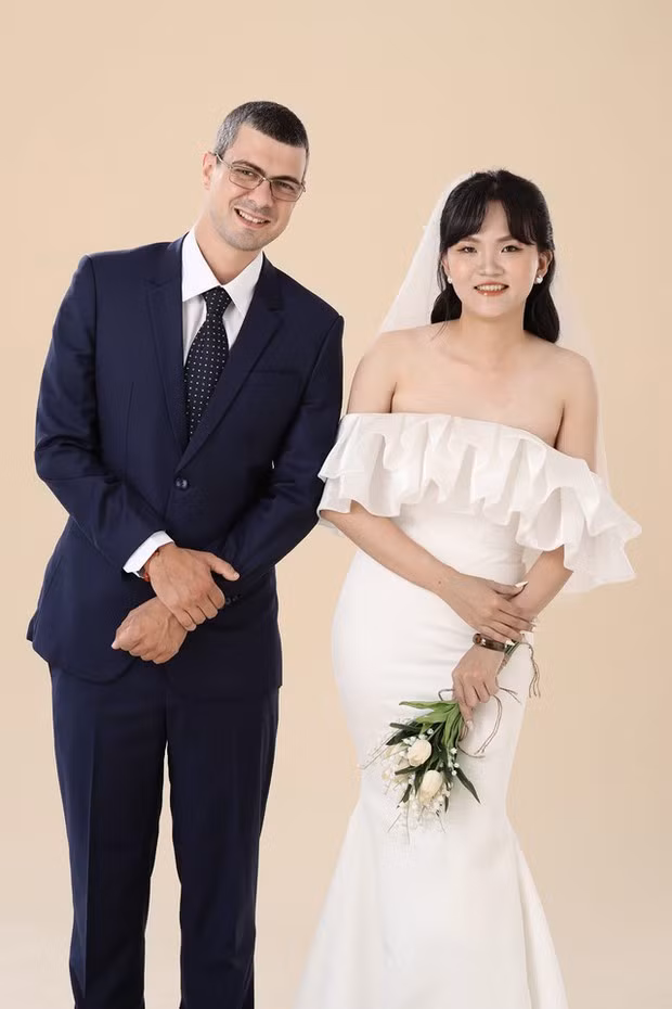 Tháng 8/2023, Thúy sang Bỉ thăm gia đình chồng. Tháng 6 vừa rồi, cặp đôi đã tổ chức kỷ niệm 2 năm hôn nhân.