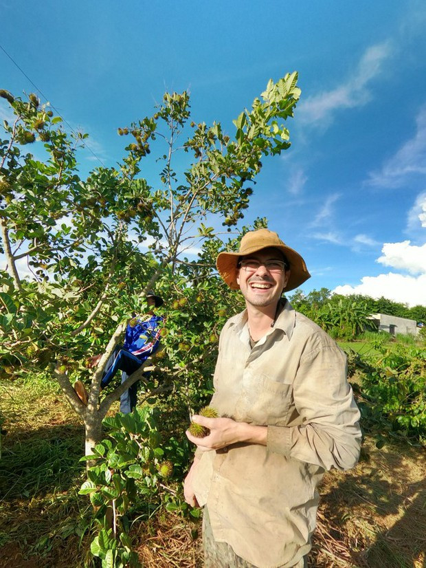 Anh theo bố mẹ của Thuý phụ làm nương rẫy như cuốc đất, bẻ bắp, phơi cà phê…