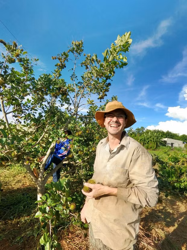 Anh theo bố mẹ của Thuý phụ làm nương rẫy như cuốc đất, bẻ bắp, phơi cà phê…