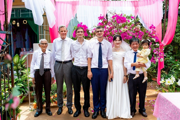 Khi ở Bỉ, Mathieu làm ngành sản xuất đồ gỗ xây dựng. Quyết định sang Việt Nam bắt đầu cuộc sống mới với người mình yêu, anh không ngại học bất kỳ điều gì để thích nghi