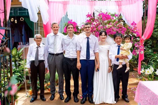 Khi ở Bỉ, Mathieu làm ngành sản xuất đồ gỗ xây dựng. Quyết định sang Việt Nam bắt đầu cuộc sống mới với người mình yêu, anh không ngại học bất kỳ điều gì để thích nghi