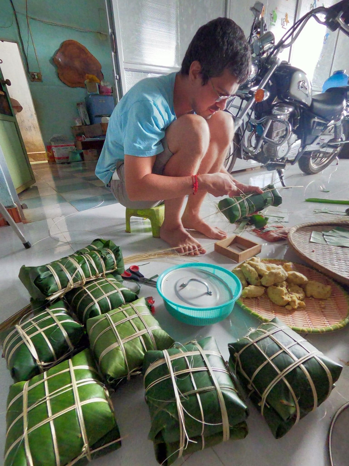 Còn học gói bánh chưng...