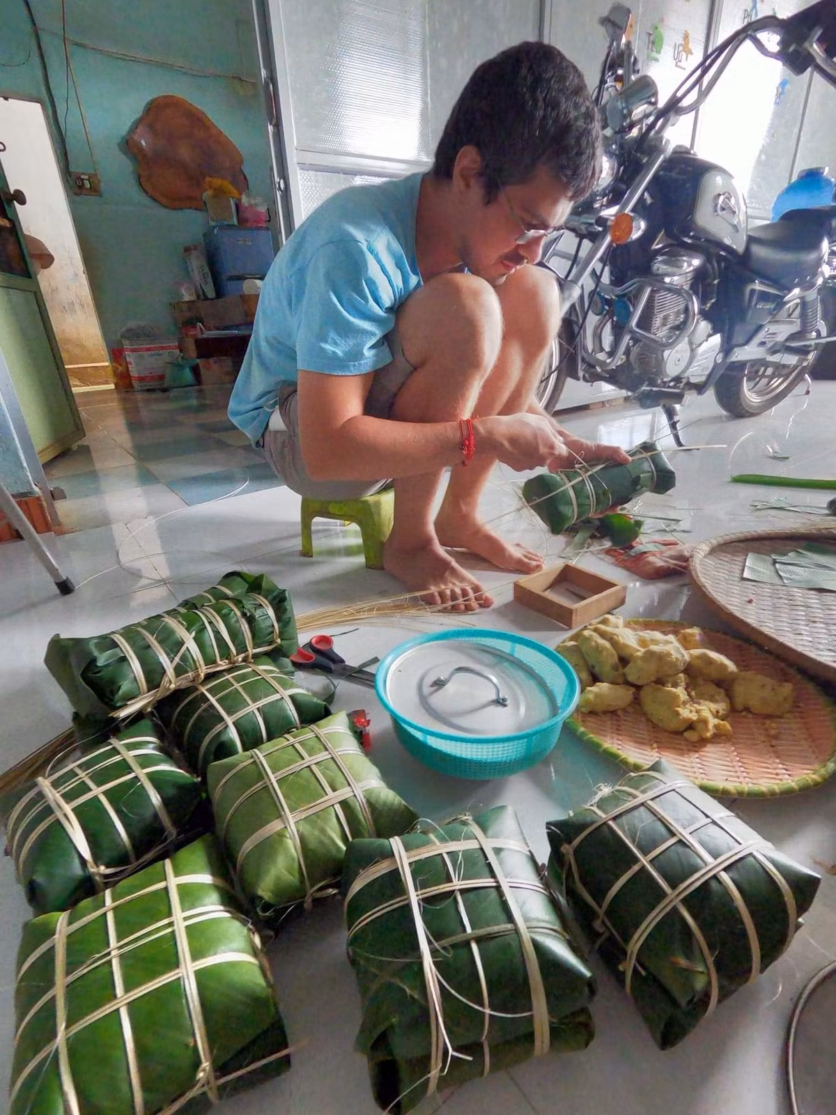 Còn học gói bánh chưng...