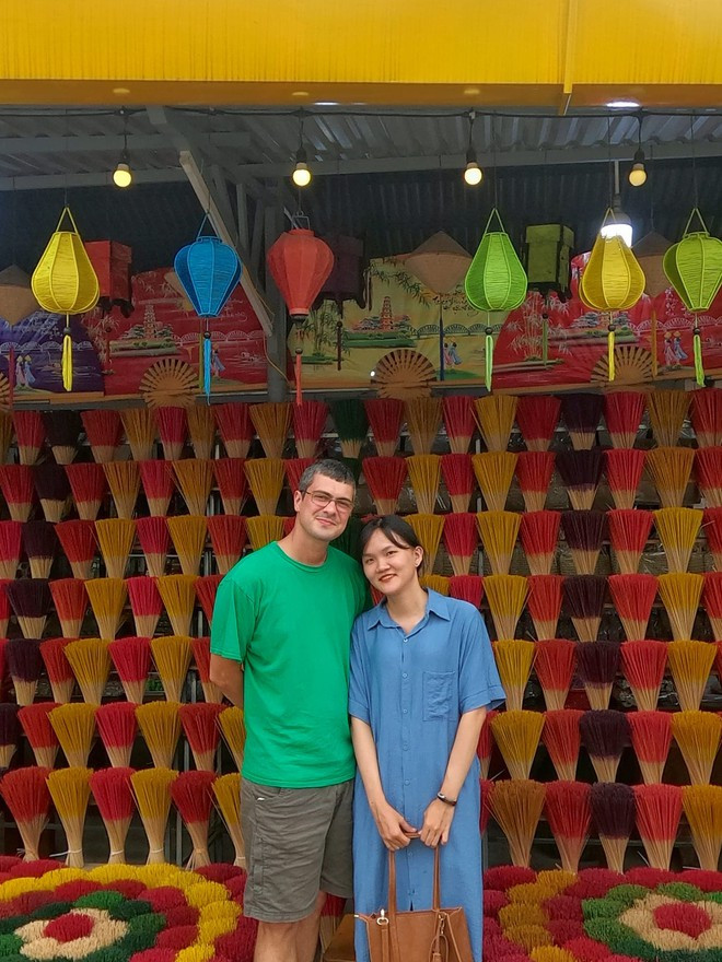 Chỉ gặp nhau được hai lần trong suốt bốn năm yêu qua mạng - nhưng ngay lần gặp thứ hai, cả hai đã quyết định kết hôn.