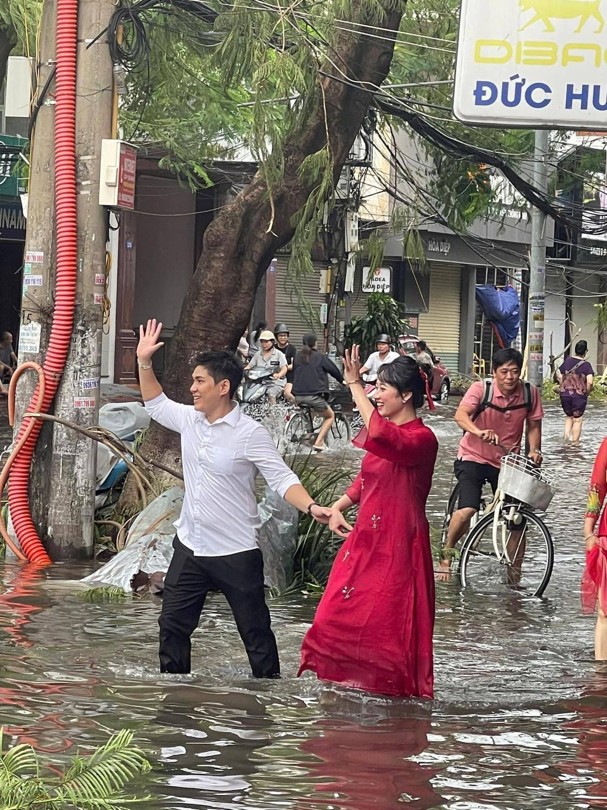 Dù phần dưới của trang phục ngập trong nước, tuy nhiên cặp đôi vẫn nở nụ cười rạng rỡ trong ngày chung đôi.