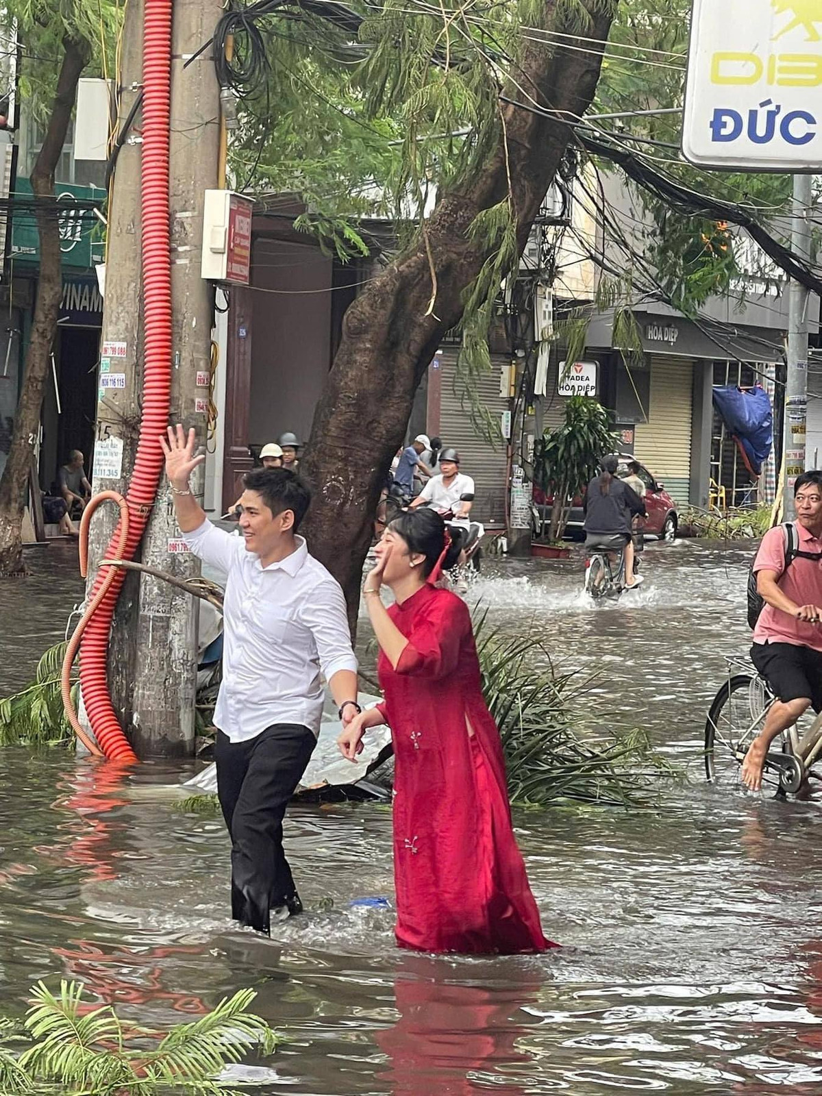 Được biết, cặp đôi này là Trọng Nghĩa - Trà My, cả 2 đã yêu nhau được một thời gian trước khi tiến tới hôn nhân.