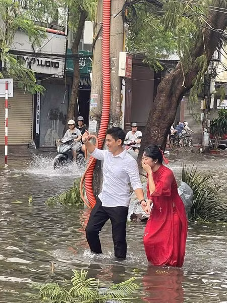 Mới đây, video và loạt ảnh về đám cưới của một cặp cô dâu chú rể ở Hải Phòng mùa bão thu hút hàng triệu lượt xem cũng như tương tác trên các nền tảng mạng xã hội.