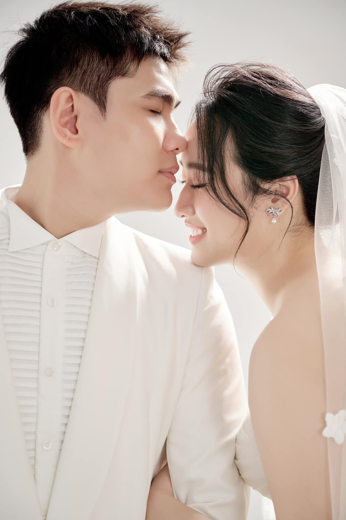 Trước những ý kiến chỉ trích, cô dâu Trà My không ngại đáp trả: "Mưa lũ bản thân em cũng không phải vui vẻ gì. Cô dâu lúc nào cũng phải muốn tươm tất đẹp nhất Chỉ là họ hàng ở xa lắm háo hức về Hải Phòng trước vài ngày ạ. Huỷ rất khó xử ạ."