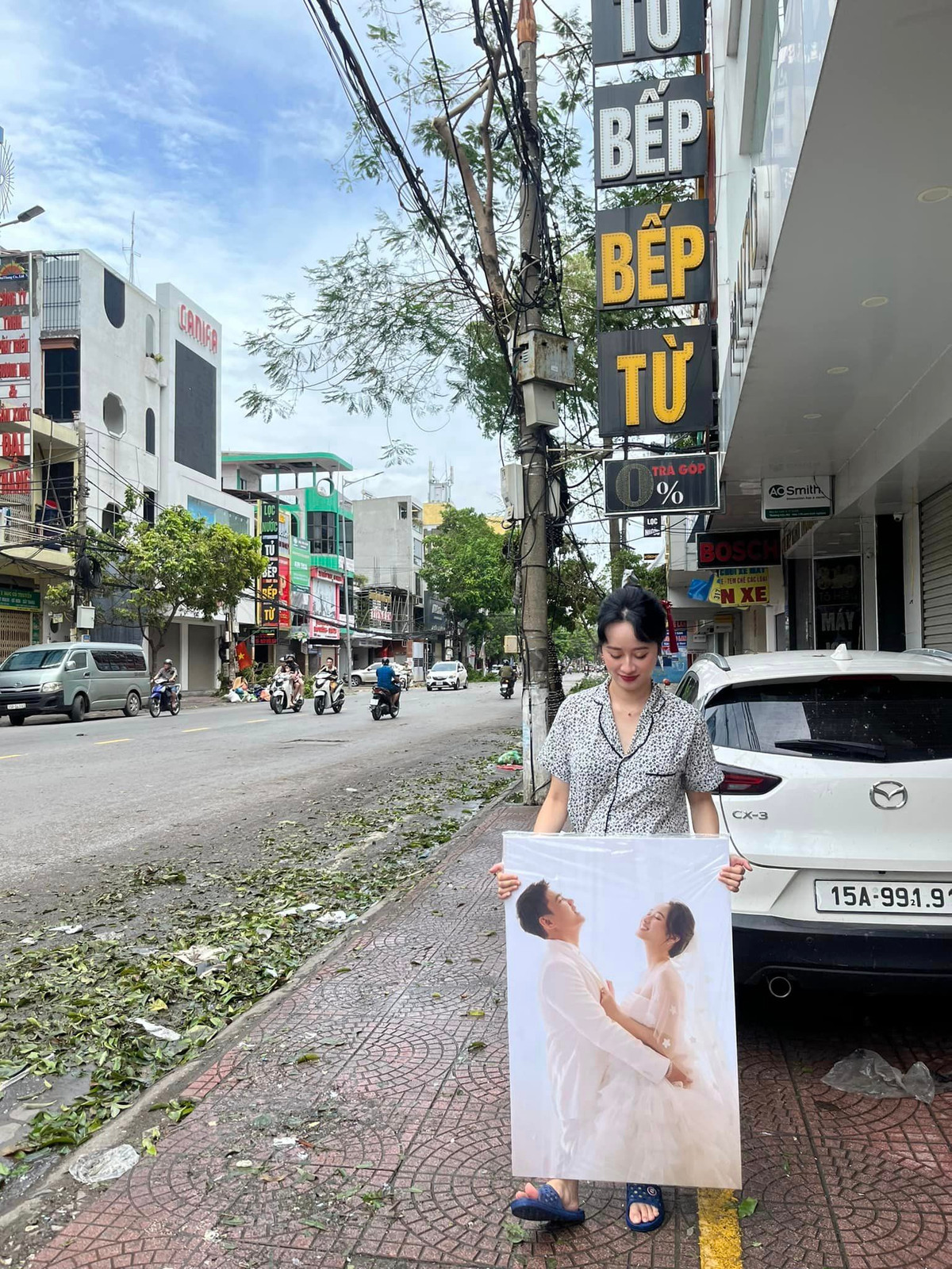 Trước loạt ảnh đám cưới "bì bõm" mùa bão, rất nhiều ý kiến trái chiều đã nổ ra. Có người cho rằng cặp đôi không nên bất chấp thời tiết để tổ chức đám cưới giống như vậy: "Trộm vía đám cưới đã diễn ra ngon lành, thế nhưng có chuyện gì thì sao nhỉ, cứ bất chấp làm gì không biết", "quan trọng là về ở với nhau thế nào, chứ cứ chấp nhất ngày đẹp trong khi Hải Phòng là nơi đón bão mạnh nhất?".