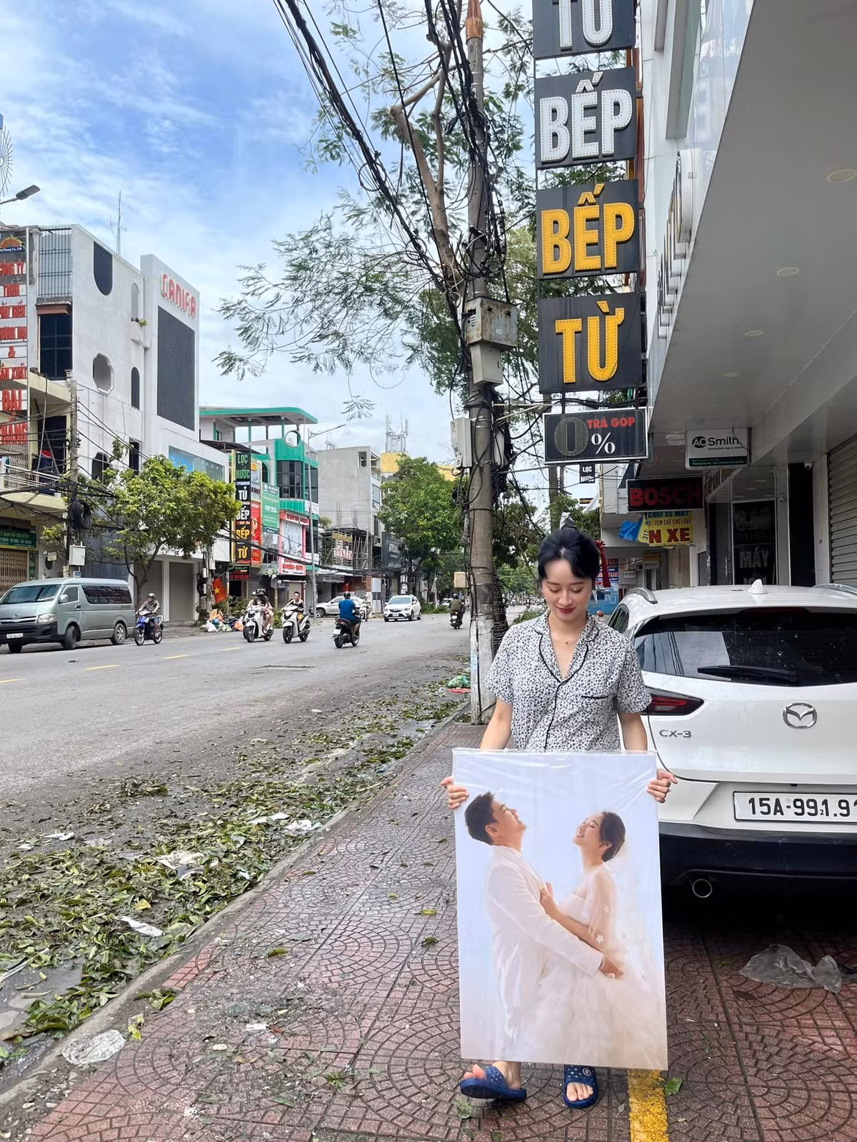 Trước loạt ảnh đám cưới "bì bõm" mùa bão, rất nhiều ý kiến trái chiều đã nổ ra. Có người cho rằng cặp đôi không nên bất chấp thời tiết để tổ chức đám cưới giống như vậy: "Trộm vía đám cưới đã diễn ra ngon lành, thế nhưng có chuyện gì thì sao nhỉ, cứ bất chấp làm gì không biết", "quan trọng là về ở với nhau thế nào, chứ cứ chấp nhất ngày đẹp trong khi Hải Phòng là nơi đón bão mạnh nhất?".