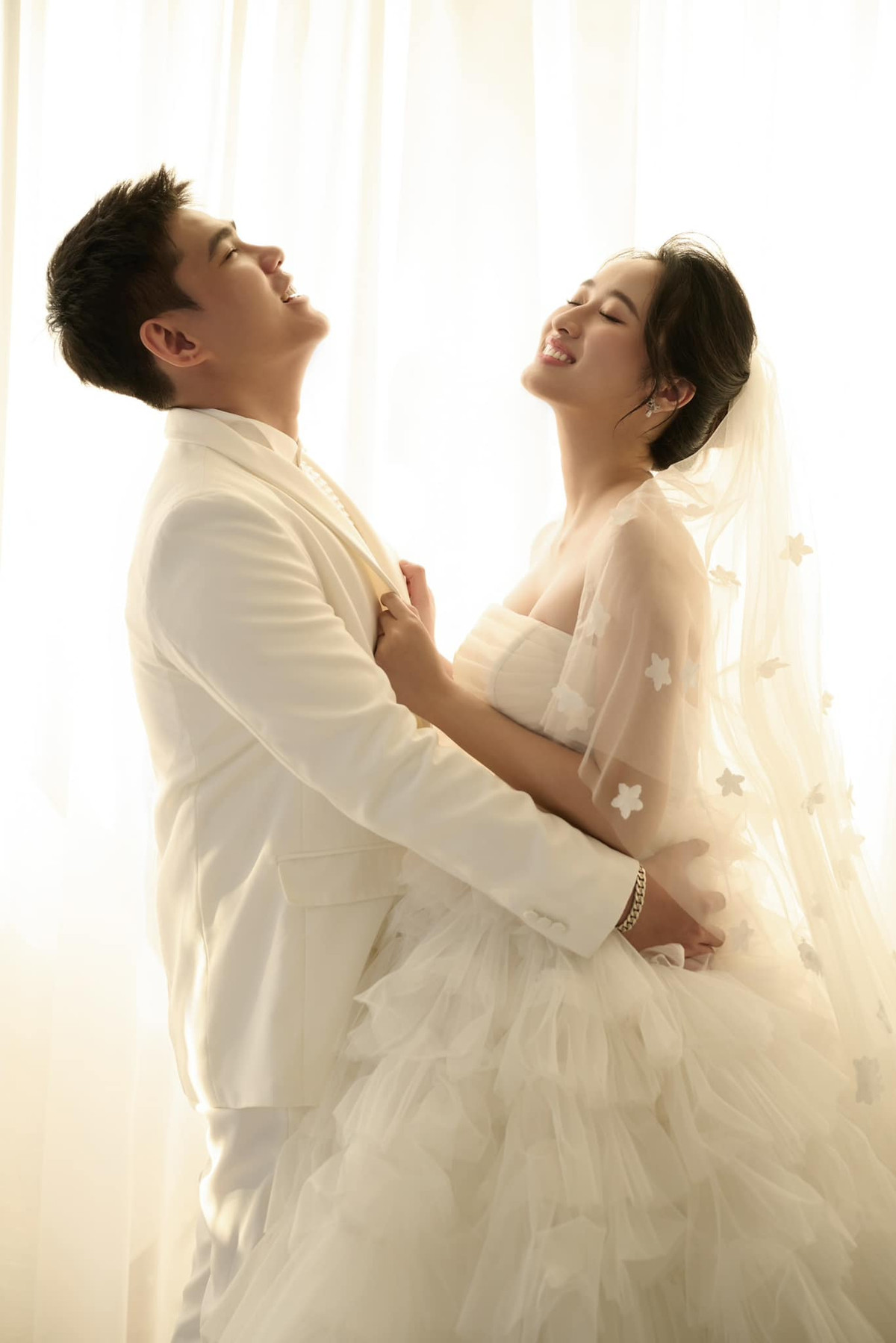 Tuy nhiên cũng có nhiều ý kiến "bênh" cặp đôi trẻ: "Các ông các bà cứ làm như hoãn cái đám cưới dễ như trong phim ấy nhỉ, bao nhiêu thứ, lời bà mối lệnh cha mẹ không dễ vậy đâu", "ai chẳng muốn đám cưới mình là ngày đẹp trời, không may trúng bão thì phải chịu chứ sao, coi như 1 kỷ niệm đáng nhớ vậy, chúc cặp đôi trăm năm hạnh phúc".