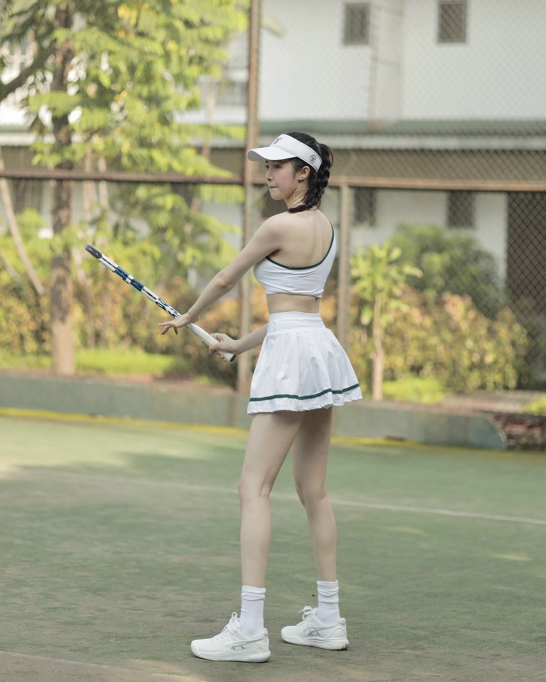 Loạt ảnh thả dáng trên sân tennis của Hằng Habi mới đây khiến nhiều người không thể rời mắt. Cô nàng diện set đồ gồm áo bó sát lệch vai kèm chân váy tennis xòe khá ngắn.