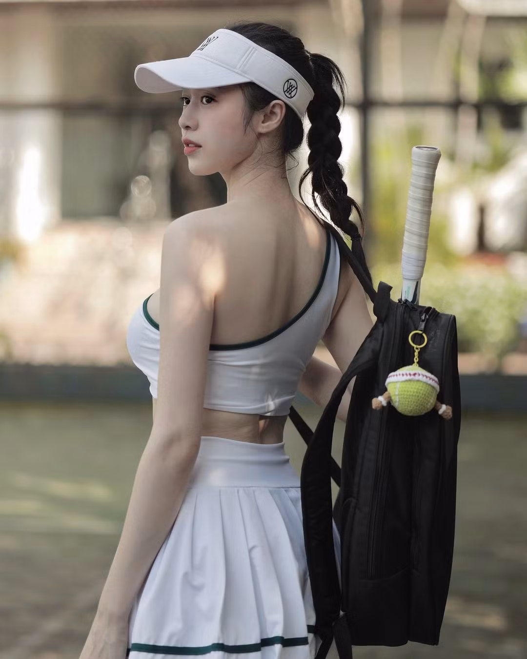 "Đi tập mà mặc như đi trình diễn thời trang vậy", "đi tập mà mang theo cả ekip chụp ảnh à" - một số tài khoản bình luận.