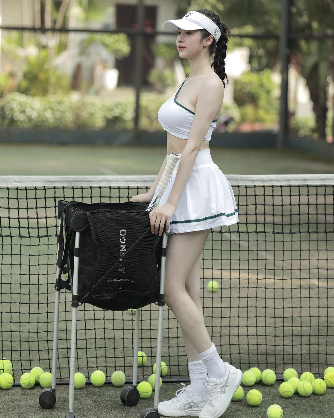 Bên cạnh đó, nhiều người cho rằng có vẻ như cô nàng ăn mặc quá ngắn, như thế khá bất tiện cho môn thể thao vốn phải vận động nhiều như tennis.