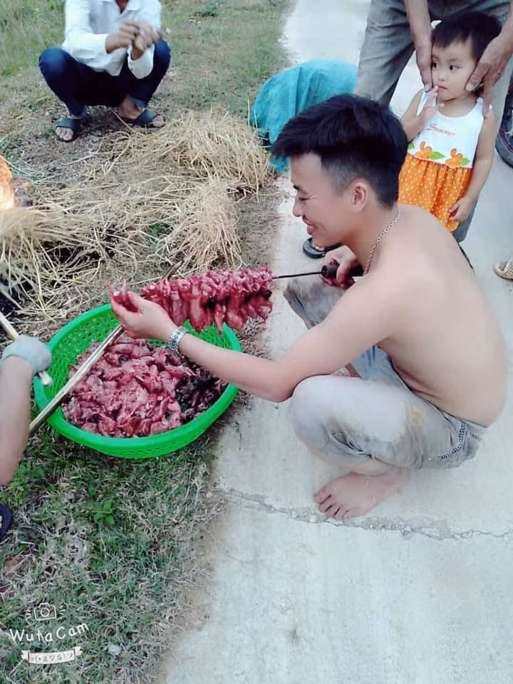 Món ăn này từng khiến những người "ngoại đạo" phải rùng mình khi nhìn thấy hay nhắc đến. Thế nhưng đối với người dân nơi đây, thịt chuột là món ăn thơm ngon, nhiều dinh dưỡng.