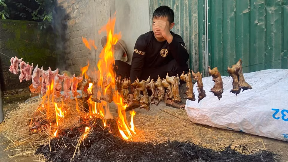 Chuột sau khi làm sạch đang được thui bằng rơm trước khi chế biến gia vị.