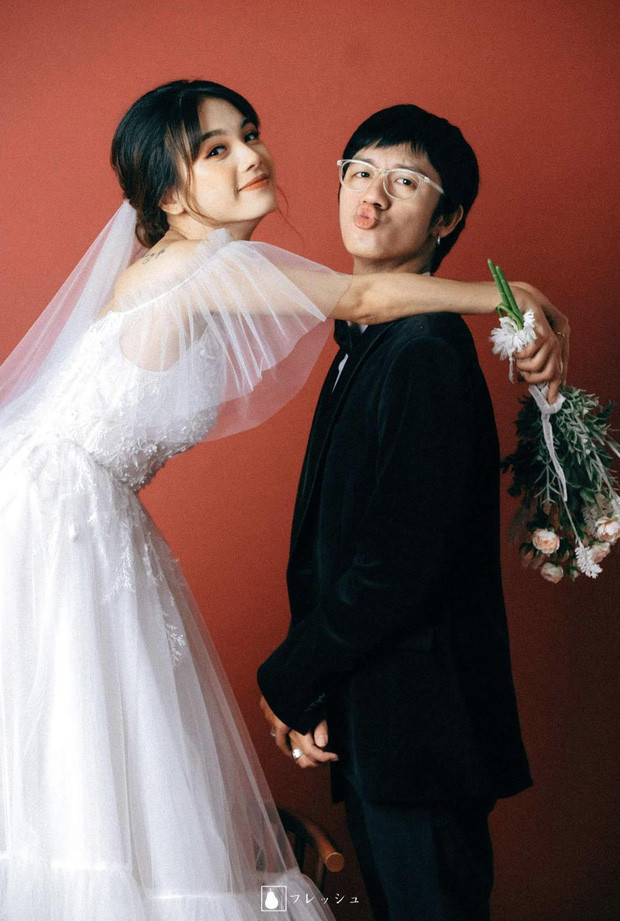 Đến tuổi dậy thì, năm lớp 9 Hưng từng lấy hết dũng cảm để thổ lộ tình cảm với cô bạn thanh mai, thế nhưng bị Lyly từ chối thẳng thừng.