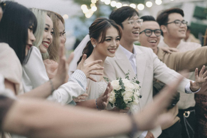 Đám cưới như mơ của cặp đôi được tổ chức trong sự chúc phúc của gia đình 2 bên và bạn bè.