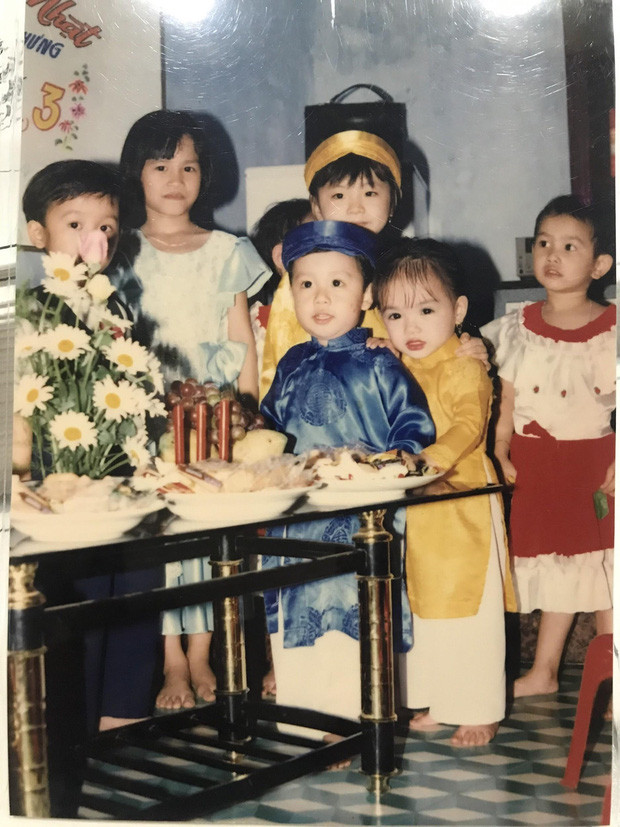 Hồi bé cả 2 là những người hàng xóm, thậm chí mối quan hệ của hai gia đình cũng rất thân thiết.